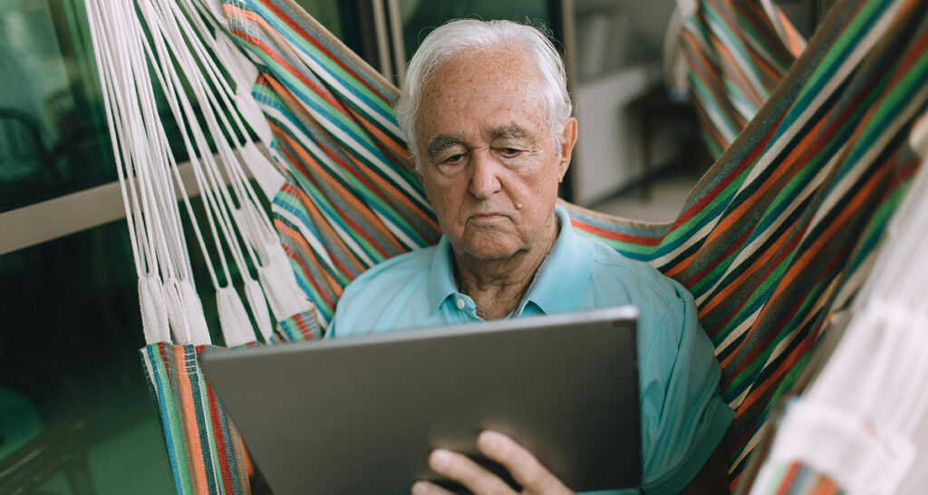 Illustration : Boomer sur son iPad