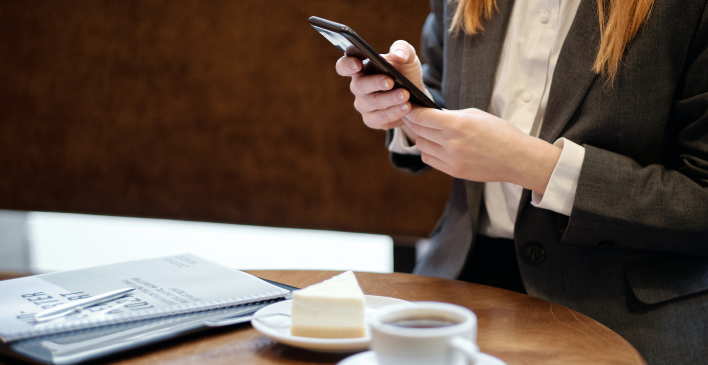 Illustration : Femme qui utilise le Wi-Fi dans un café