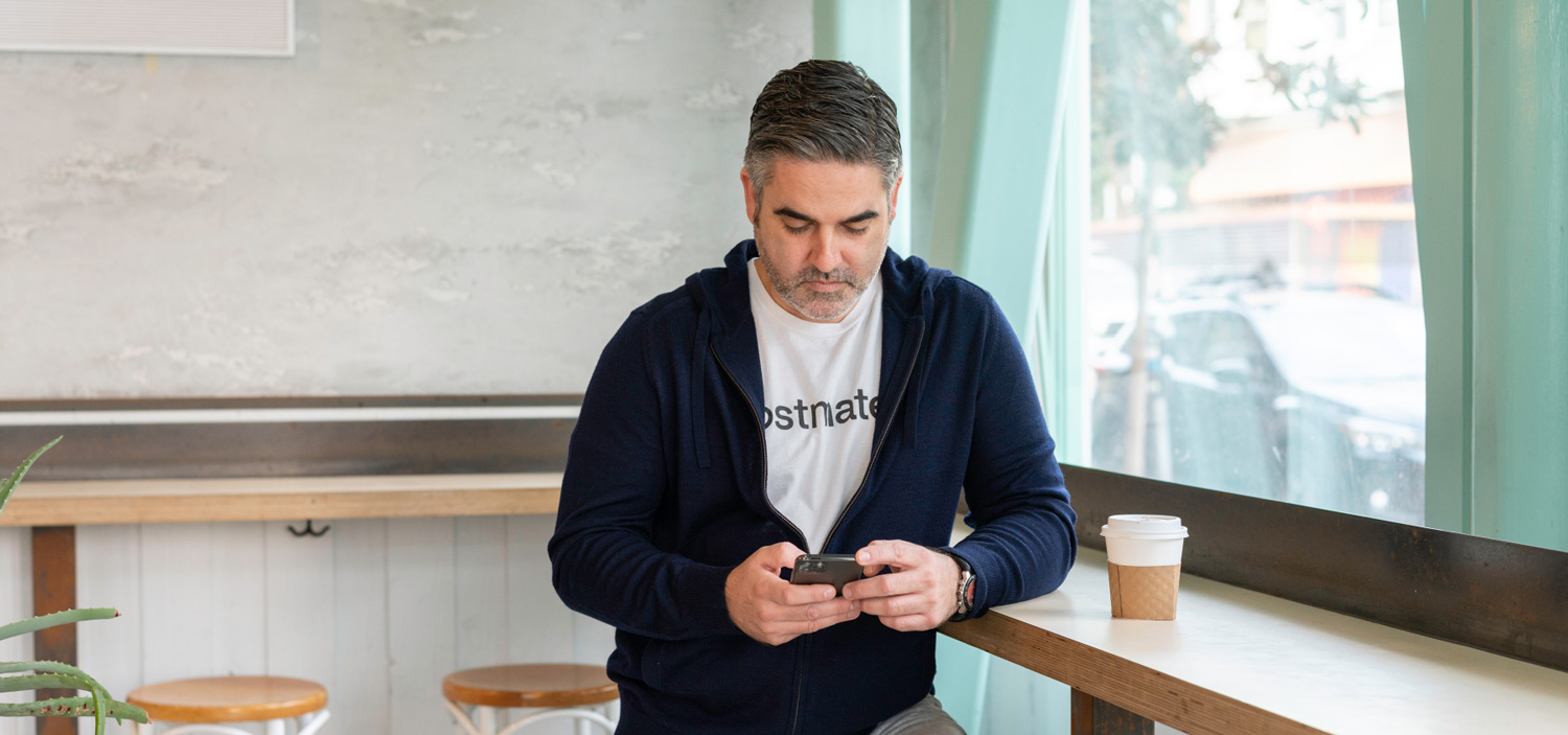 Illustration : Homme qui utilise un VPN sur son smartphone