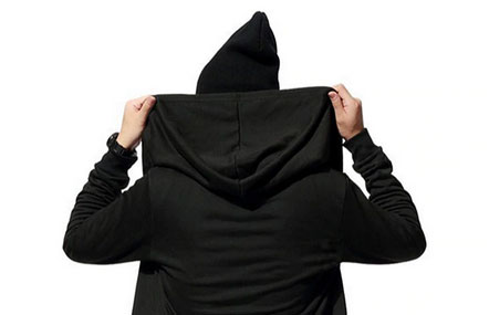 VPN et Hackers : illustration veste à capuche noire